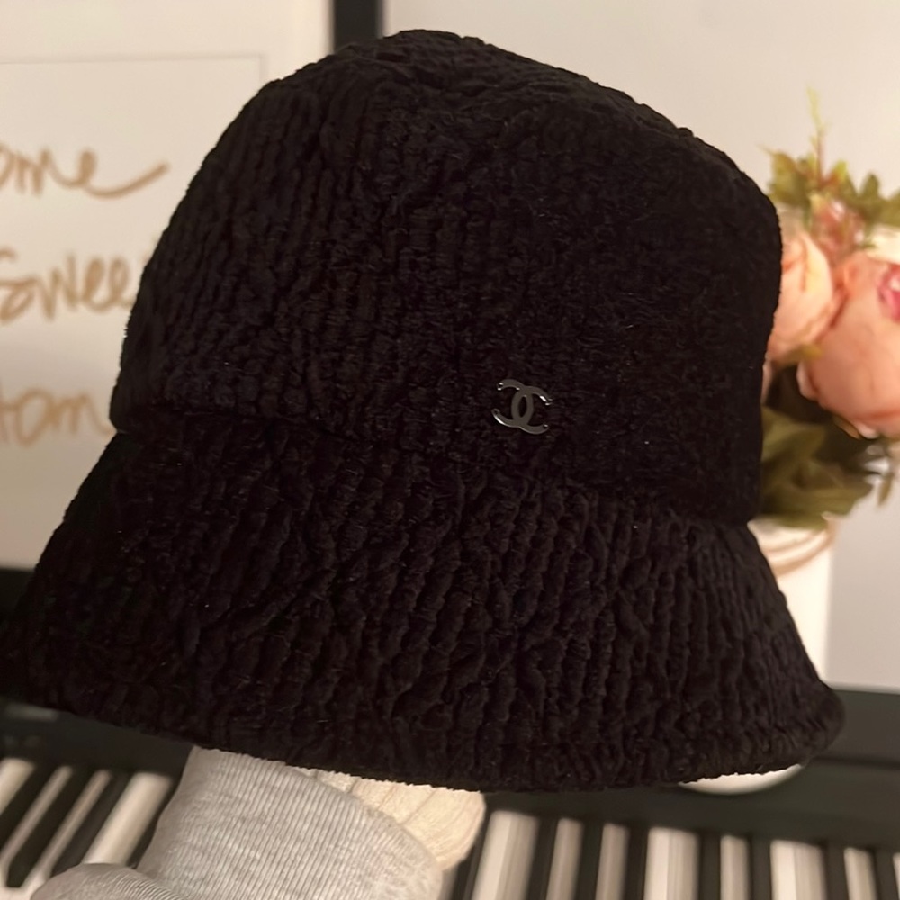 Chanel bucket hat with iconic CC ✨